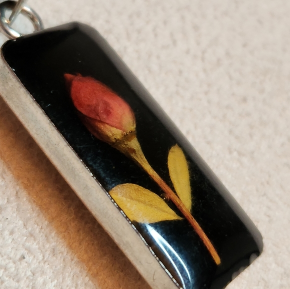 Vintage Jewelry - Vintage Necklace - Mini rosebud encased in resin